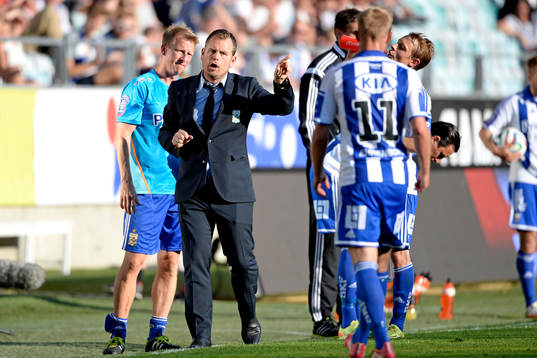 IFK Göteborgs tränare Mikael Stahre ger instruktioner