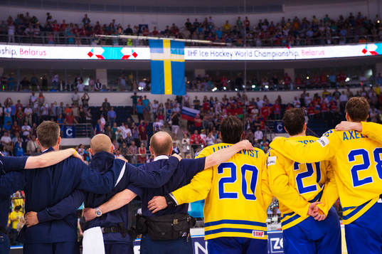 Sveriges flagga hissas