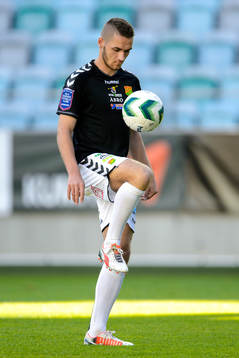 GAIS Shkelqim Krasniqi värmer upp innan fotbollsmatchen i