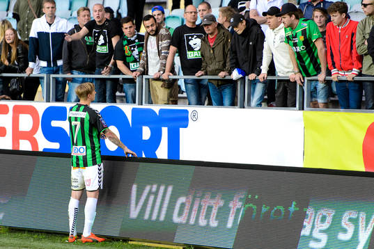 GAIS Andreas Drugge är kvar på planen och pratar med de