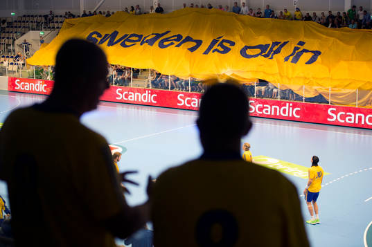 En banderoll med texten "Sweden is all in" innan