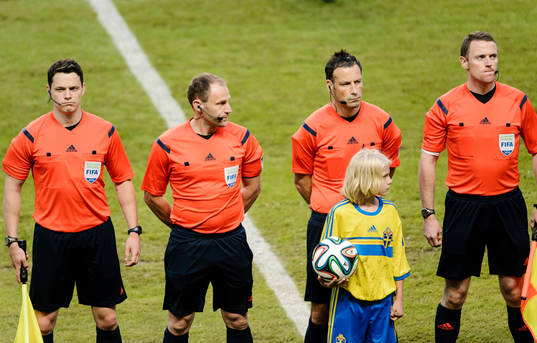 Matchens domare och en flicka som ska överlämna