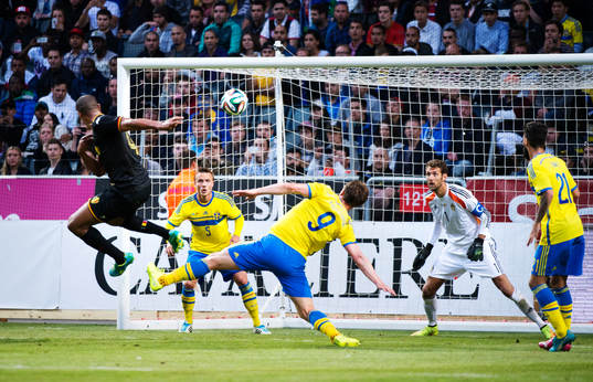 Belgiens Vincent Kompany oroar i straffområdet framför
