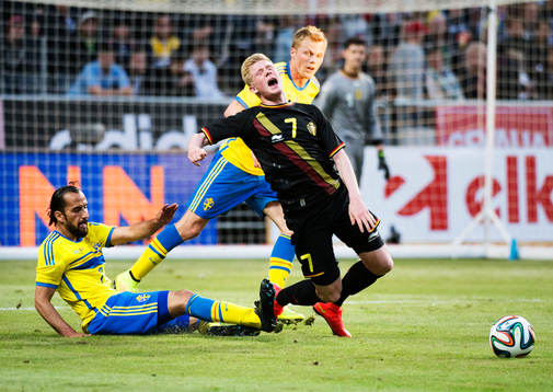 Sveriges Erkan Zengin fäller Belgiens Kevin De Bruyne