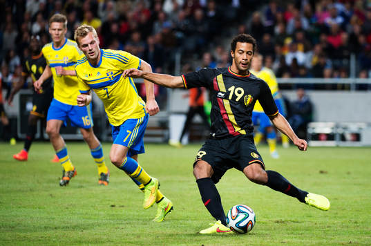 Sveriges Sebastian Larsson och Belgiens Moussa Dembele