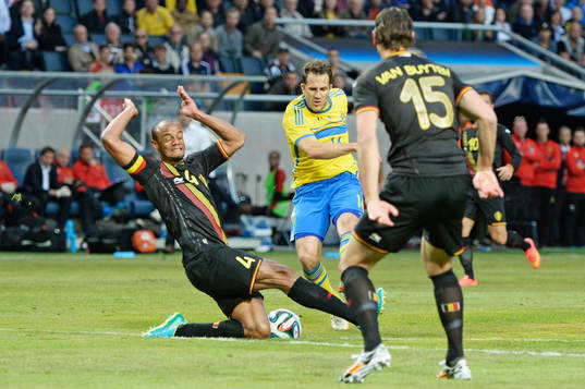 Sveriges Tobias Hysén och Belgiens Vincent Kompany