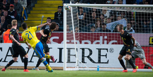 Sveriges Jimmy Durmaz träffar kryssribban i