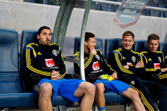 Sveriges Zlatan Ibrahimovic på bänken