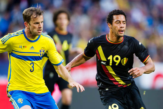 Sveriges Mikael Antonsson och Belgiens Moussa Dembele