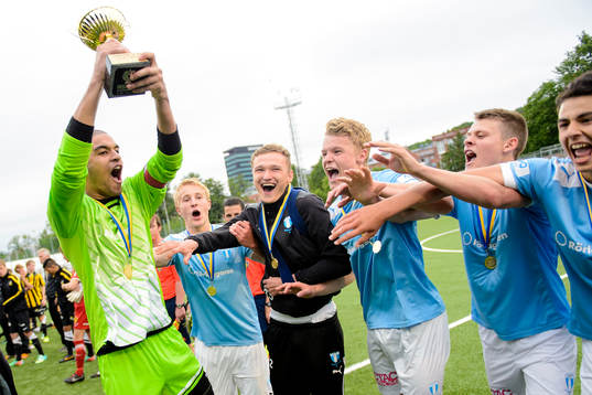 Malmös målvakt Sixten Mohlin höjer pokalen