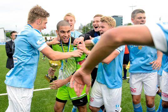 Malmös målvakt Sixten Mohlin firar med laget