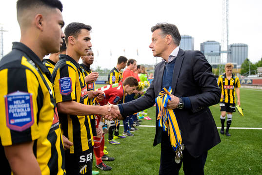 Häckens Robert Lipovac får sin medlaj av Stefan Lundin,