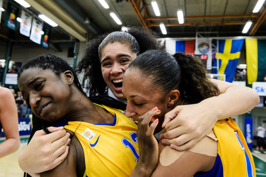 Sveriges Binta Drammeh, Amanda Zahui och Kalis Loyd jublar