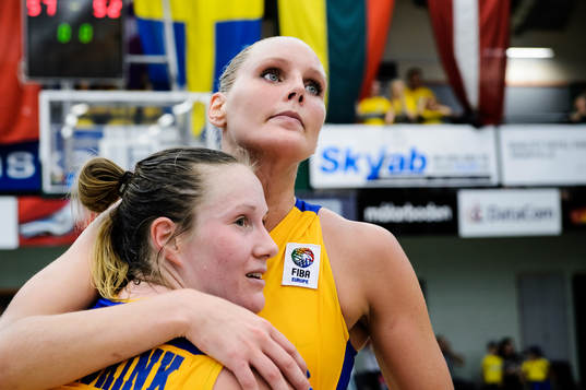 Sveriges Elin Eldebrink och Louice Halvardsson kramar om