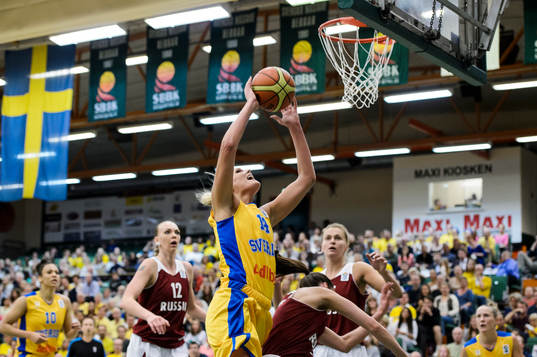 Sveriges Louice Halvardsson anfaller