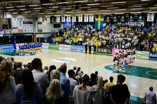 Sveriges spelare och Rysslands  spelare ställer upp och