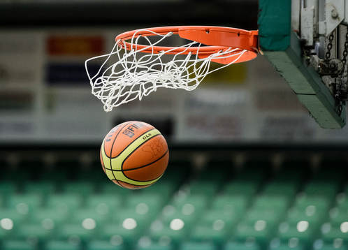 En basketboll går igenom nätet