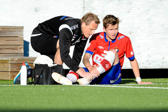 Örgrytes Andreas Östling sitter skadad utanför planen