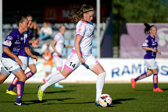 Rosengårds Nicoline Sørensen laddar för skott
