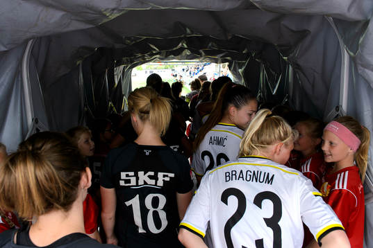 Lagen står i spelartunneln och väntar på att gå in på
