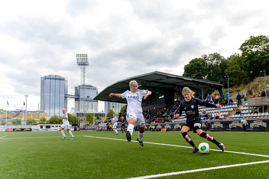 AIKs Maja Andersson täcker skott från Göteborgs Andrine