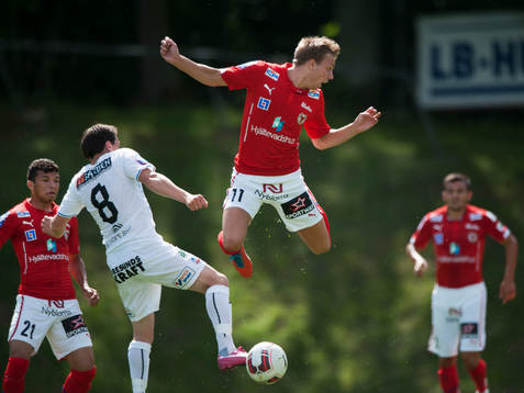 Kalmars Jonathan Ring och Helsingborgs Ardian Gashi i