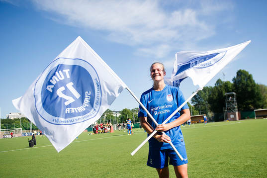 Eskilstunas Frida Svensson står med två Eskilstuna flaggor