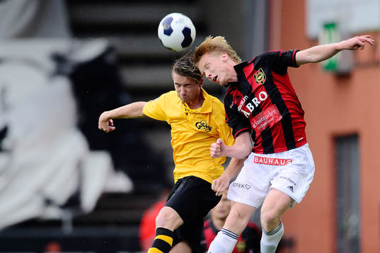 Elfsborgs Marcus Rohdén i en luftduell mot Brommapojkarnas