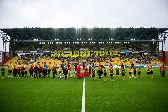 Spelarna står vid lineup innan fotbollsmatchen i