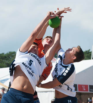 Kamp om bollen i matchen i beachhandboll mellan