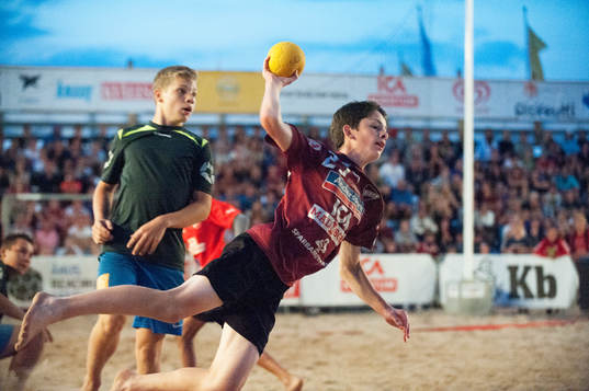 En Lugi-spelare i finalen i beachhandboll för pojkar