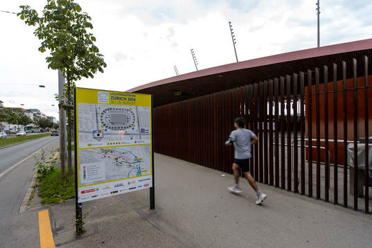 En löpare springer förbi utanför Stadion Letzigrund