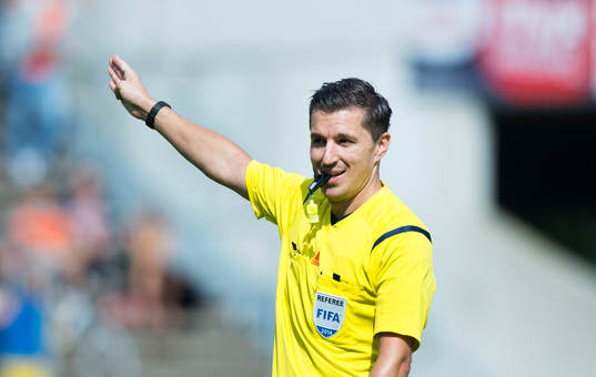 Domaren Bojan Pandzic i matchen i allsvenskan mellan