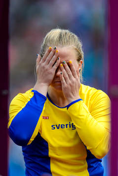 Sofi Flink, Sverige, förbereder sig att kasta i kvalet