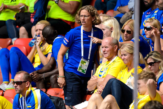 Sveriges förbundskapten Karin Torneklint på läktaren