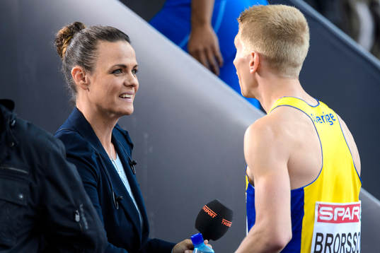Suzanne Sjögren, TV4 Sport, hälsar på Alexander