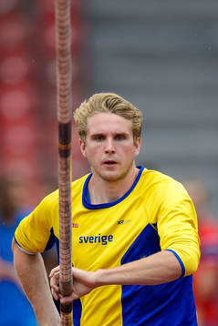 Fabian Rosenquist, Sverige, hoppar stavhopp i herrarnas
