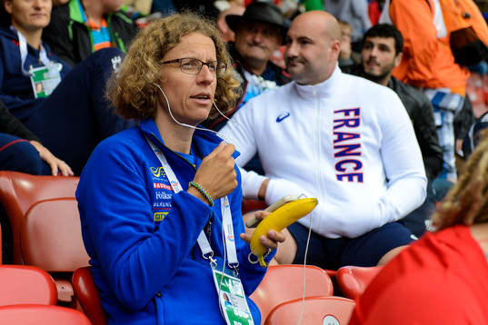 Sveriges förbundskapten Karin Torneklint på läktaren