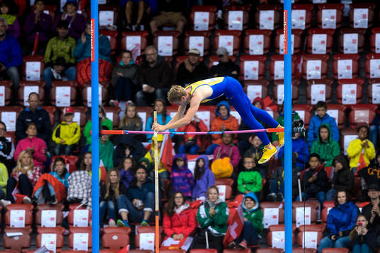 Fabian Rosenquist, Sverige, hoppar stavhopp i herrarnas