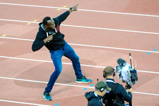 Usain Bolt gör sin pose på löparbanan
