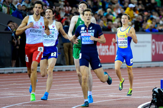 Anderas Almgren, Sverige, går i mål på herrarnas 800m