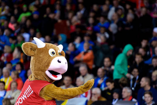 Mästerskapets maskot underhåller publiken