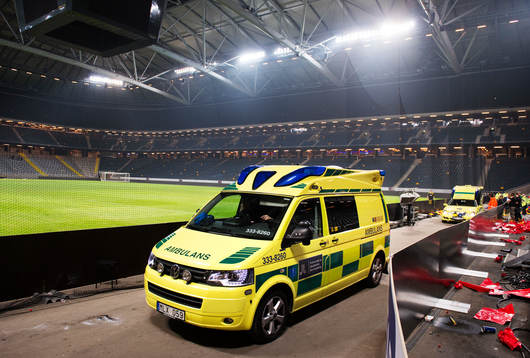 Ambulans åker iväg med djurgårdssupportrar som skadat