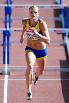 Jessica Samuelsson, Sverige, springer 100m häck i damernas