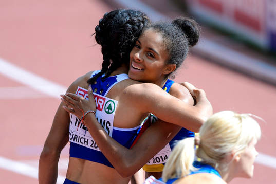 Irene Ekelund, Sverige, kramas om av Jodie Williams,