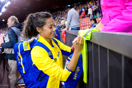Angelica Bengtsson, Sverige, skriver autografer