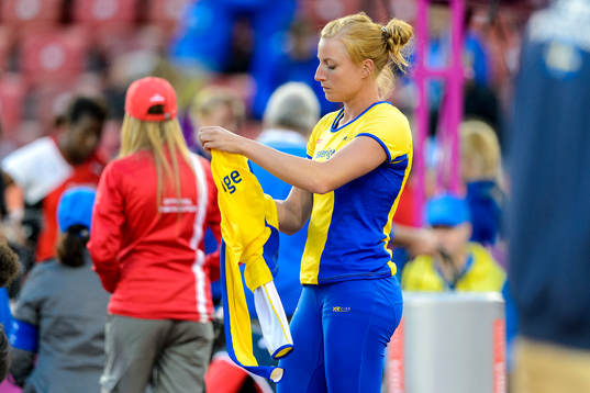 Jessica Samuelsson, Sverige, tar på sig en tröja