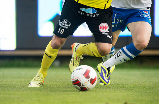 Mjällbys Christian Wilhelmsson dribblar i