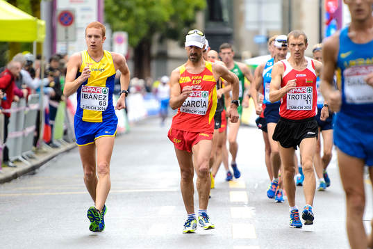 Abeba Aregawi, Sverige, med sin silvermedalj på 1500m