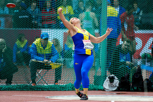 Abeba Aregawi, Sverige, med sin silvermedalj på 1500m
